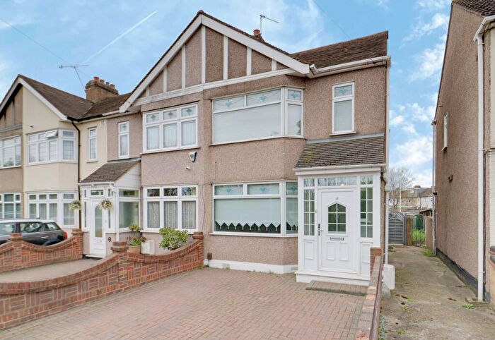 3 Bedroom End Of Terrace House For Sale In Wentworth Way, Rainham, RM13