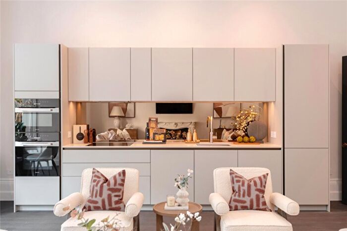 2 Bedroom Apartment To Rent In Redcliffe Square, London, SW10