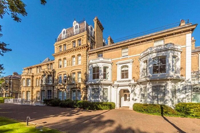 2 Bedroom Flat For Sale In Langdon Park, Teddington, TW11