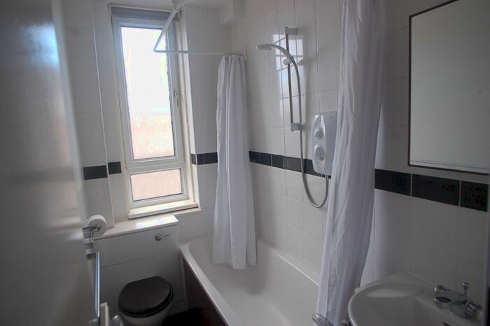 1 Bedroom Flat To Rent In Meadowbank Crescent, Edinburgh, EH8