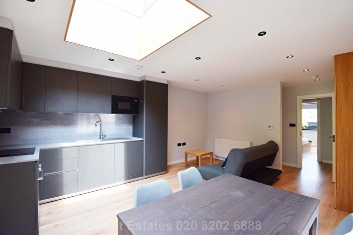 2 Bedroom Flat To Rent In Hamilton Road, London, NW11