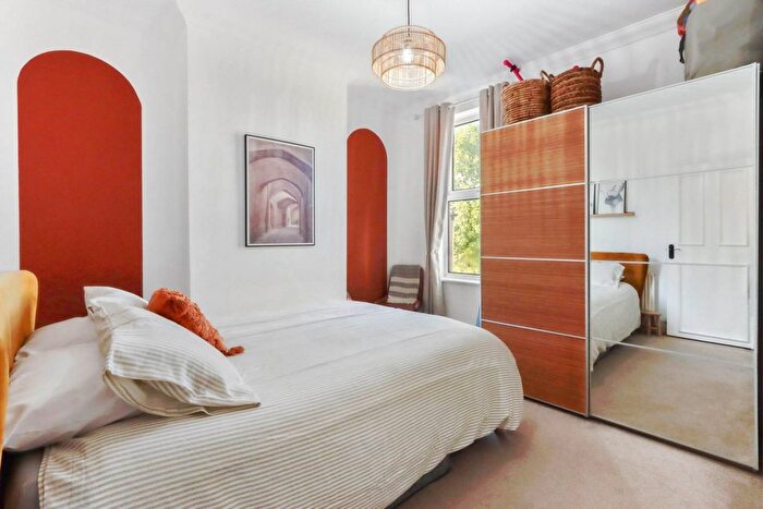 2 Bedroom Flat For Sale In Goldsmith Road, London, N11