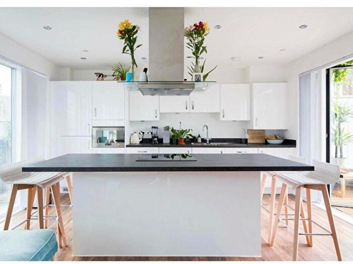 2 Bedroom Flat To Rent In London Lane, London Fields, London, E8