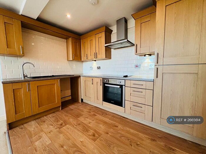 2 Bedroom Flat To Rent In Richardshaw Lane, Pudsey, LS28