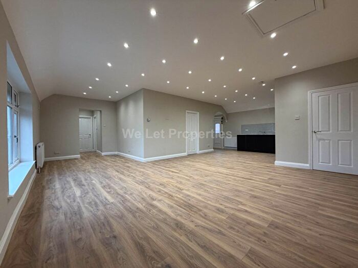 3 Bedroom Flat To Rent In Warrick Road, Old Trafford, M16