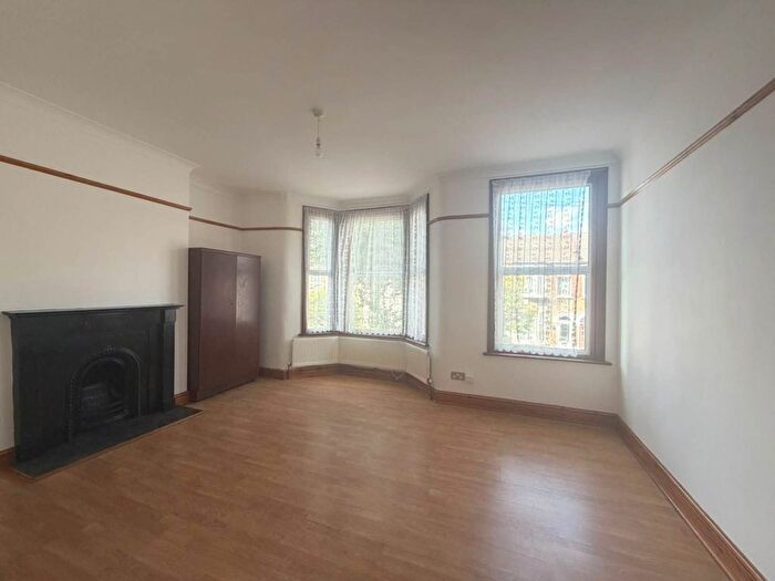 2 Bedroom Flat To Rent In Simonds Road, Leyton, E10