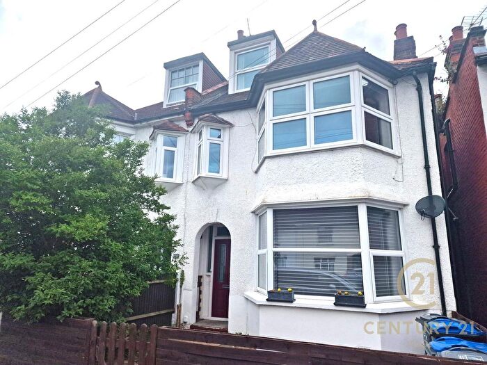 4 Bedroom Flat To Rent In Claremont Avenue, New Malden, KT3