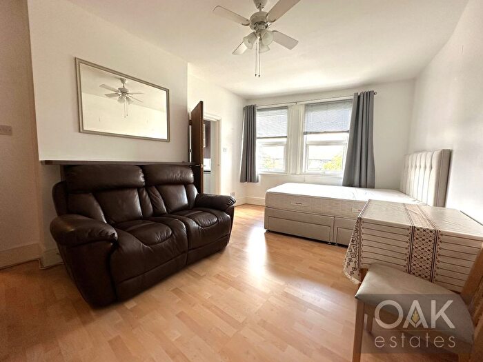 Studio To Rent In Green Lanes, London, N13