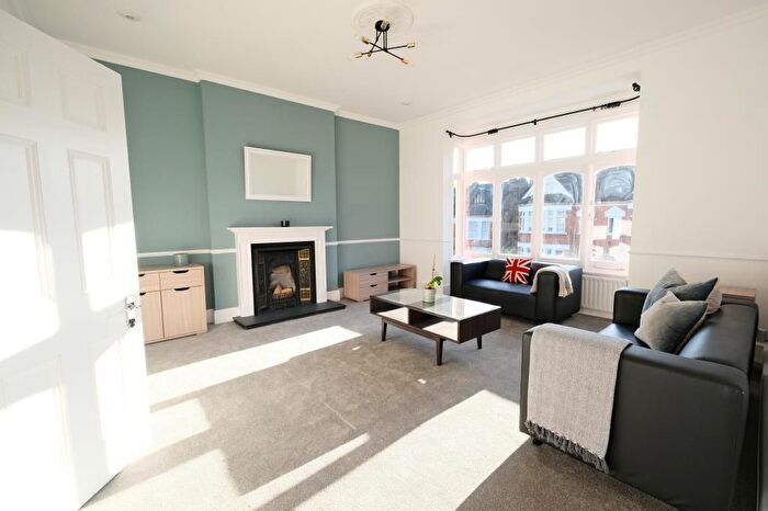 3 Bedroom Flat To Rent In Compton Road, Winchmore Hill, N21