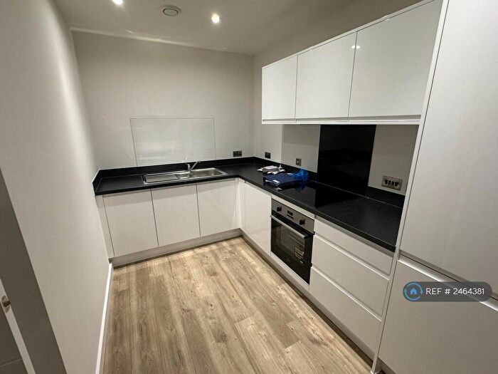 2 Bedroom Flat To Rent In Powdermill Close, New Malden, KT3