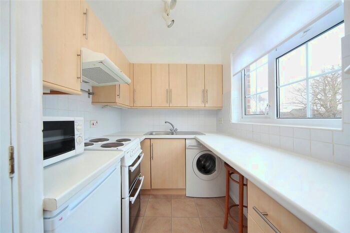 1 Bedroom Flat To Rent In College Gardens, Tooting, London, SW17