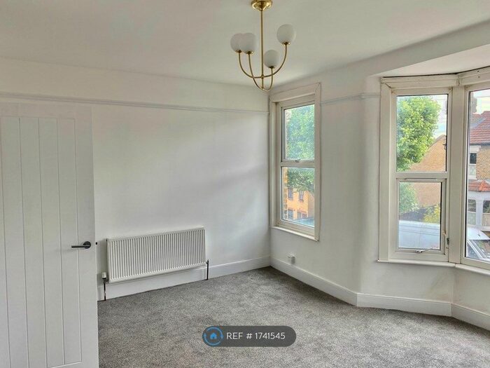 1 Bedroom Flat To Rent In Chestnut Rise, London, SE18