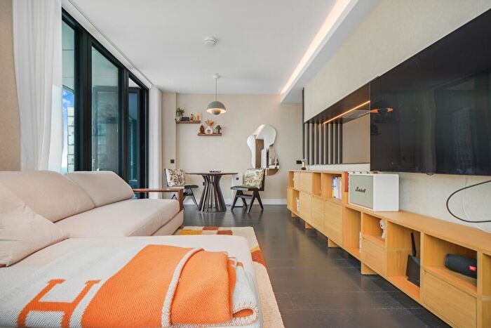 2 Bedroom Flat To Rent In Amory Tower London, E14