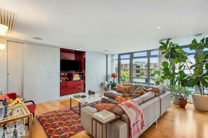 2 Bedroom Flat To Rent In Dickens Court, - Britton Street, Clerkenwell, London, EC1M