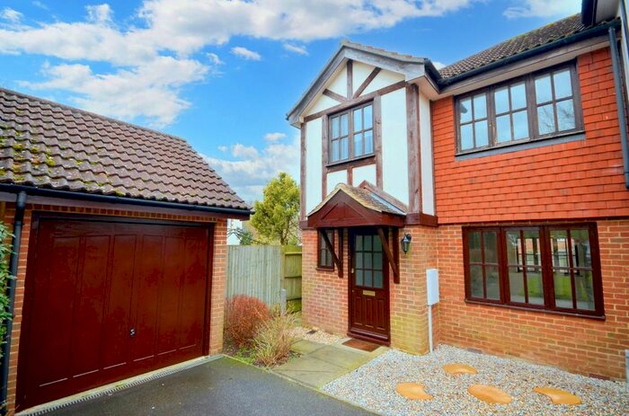 3 Bedroom Semi-Detached House To Rent In Warren View, Ashford, TN25