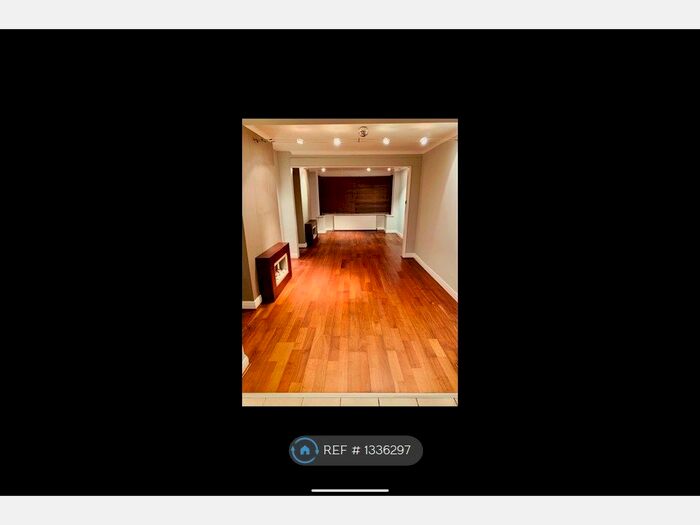 3 Bedroom Detached House To Rent In Carrholm Mount, Leeds, LS7