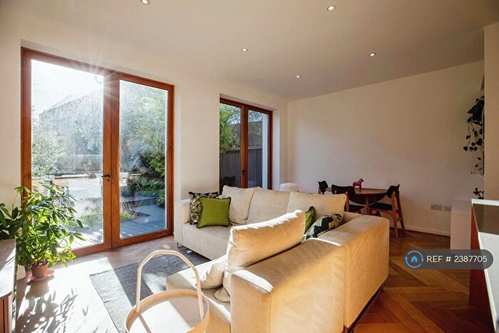 2 Bedroom Flat To Rent In Grove Park, London, SE5