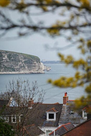 4 Bedroom Detached House For Sale In Swanage, Dorset, BH19 - Photo 5