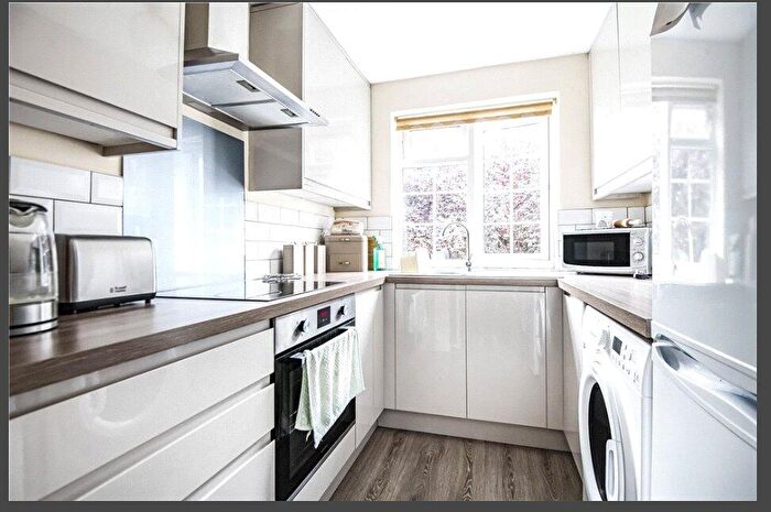 2 Bedroom Flat To Rent In Lammas Court, Windsor, SL4