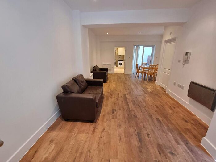 3 Bedroom Town House To Rent In Seal Street, Hackney, London, E8
