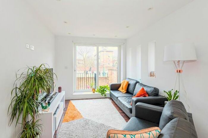 2 Bedroom Flat To Rent In Trafalgar Street, Elephant And Castle, London, SE17