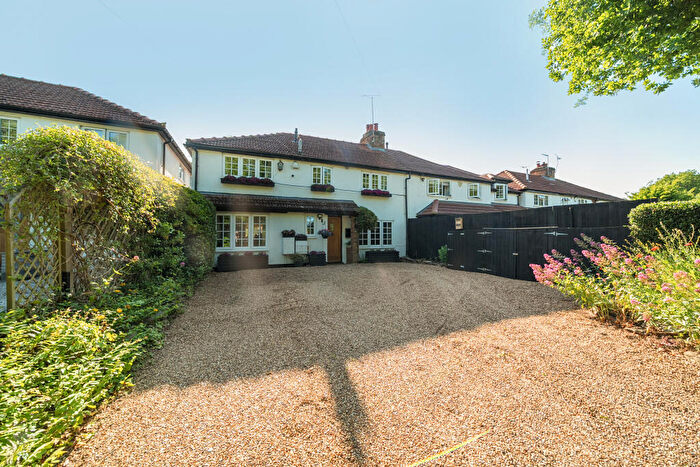 4 Bedroom Semi-Detached House For Sale In Kimpton Road, St. Albans, AL4