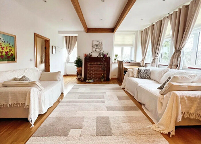 3 Bedroom Semi-Detached House To Rent In Hamilton Park, London, N5