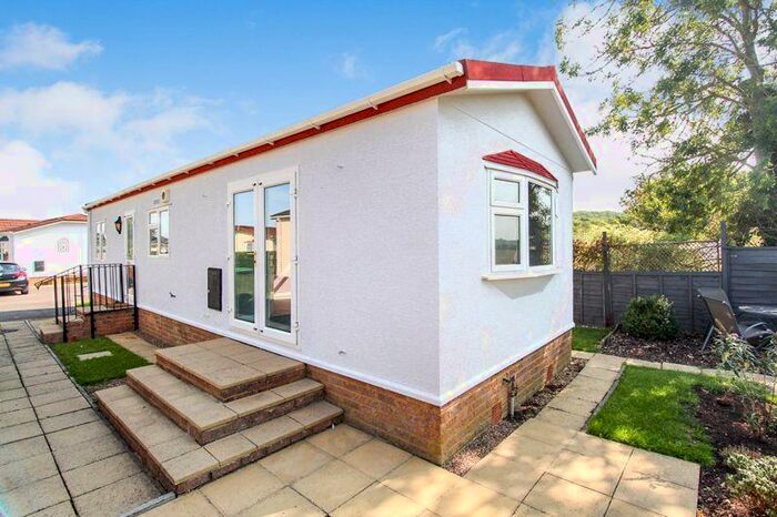 2 Bedroom Park Home For Sale In Woodland Drive, Wilstead, MK45