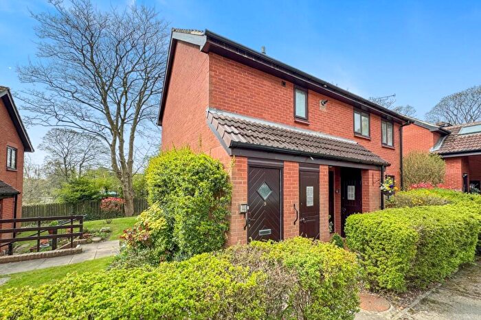 2 Bedroom Flat For Sale In Maple Croft, Moortown, Leeds, LS17
