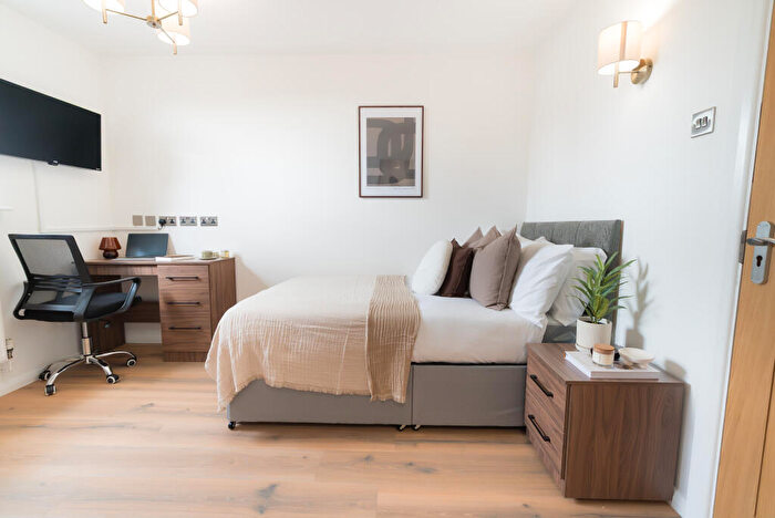 Apartment To Rent In Apt, Cambridge House #, M15