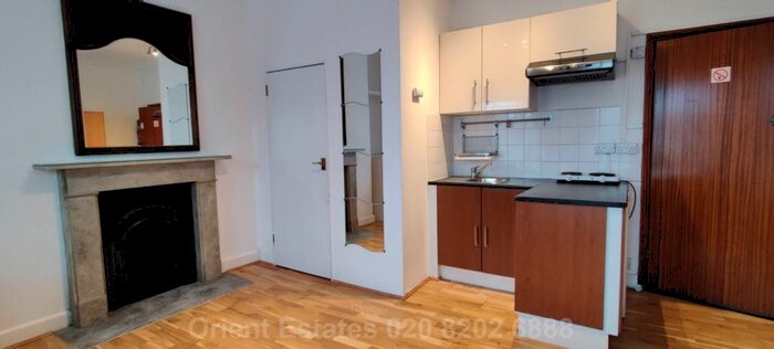 Studio To Rent In Station Road, London, NW4