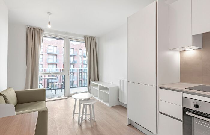 1 Bedroom Flat To Rent In Cranton Avenue, Hayes And Harlington, UB3