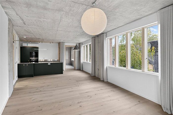 3 Bedroom Apartment To Rent In London Lane, London Fields, Hackney, London, E8