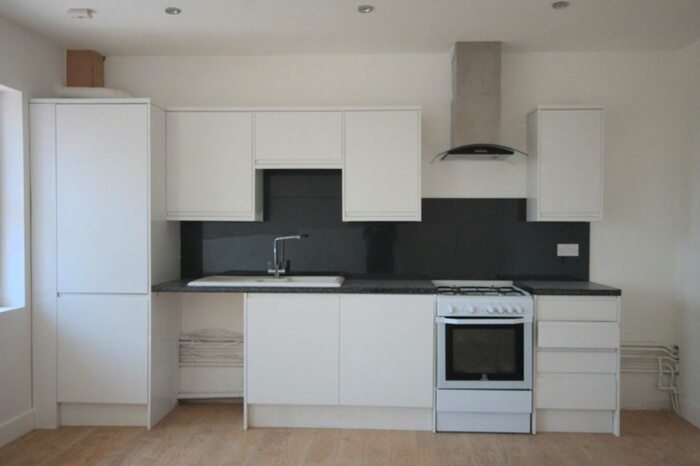 2 Bedroom Flat To Rent In Chase Cross Road, Romford, Essex, RM5