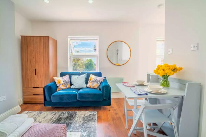 Studio To Rent In Warwick Road, Earls Court, London, SW5