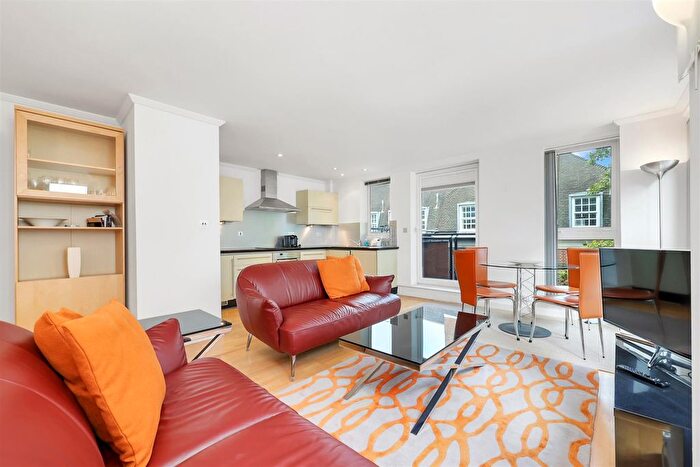3 Bedroom Flat To Rent In High Holborn, London, WC1V