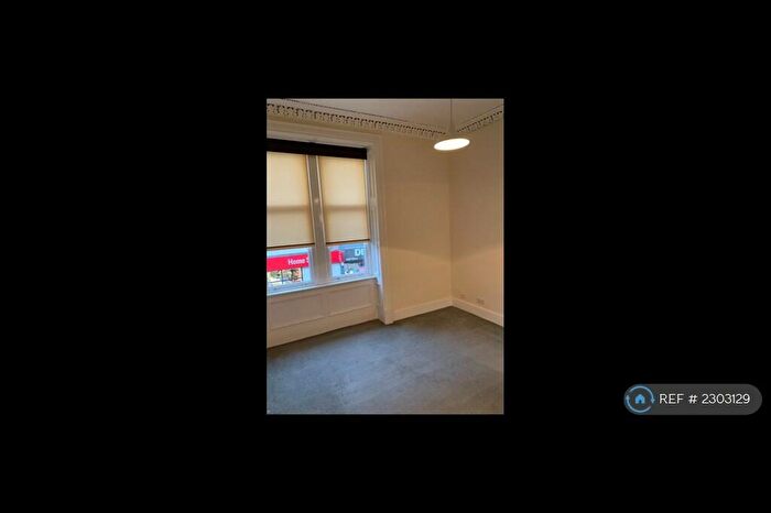 1 Bedroom Flat To Rent In Lorne Court, Greenock, PA15