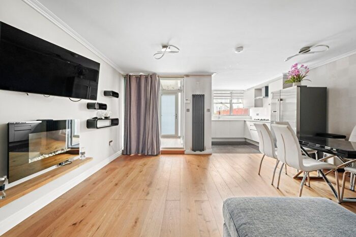 2 Bedroom Maisonette To Rent In Bute Walk, Islington, N1