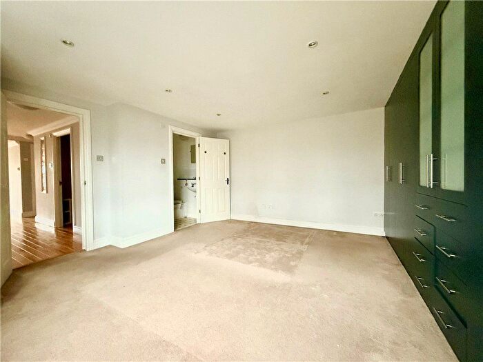 2 Bedroom Flat For Sale In Greenview Close, London, W3