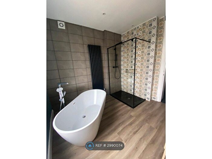 3 Bedroom Terraced House To Rent In Manchester Road, Oldham, OL2