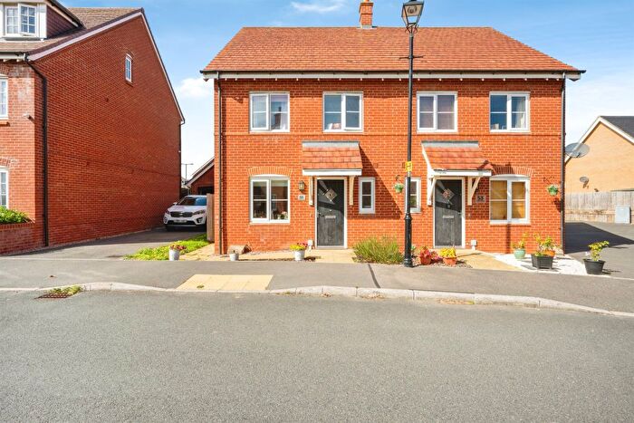 3 Bedroom Semi-detached House For Sale In Cantley Road, Great Denham, Bedford, MK40