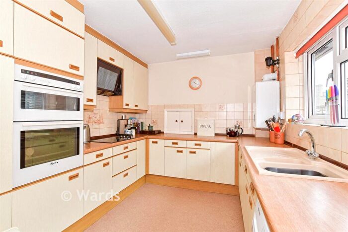 3 Bedroom Bungalow For Sale In Maxwell Drive, Maidstone, Kent, ME16
