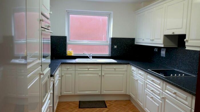 3 Bedroom Flat To Rent In Hendon Lane, London N3