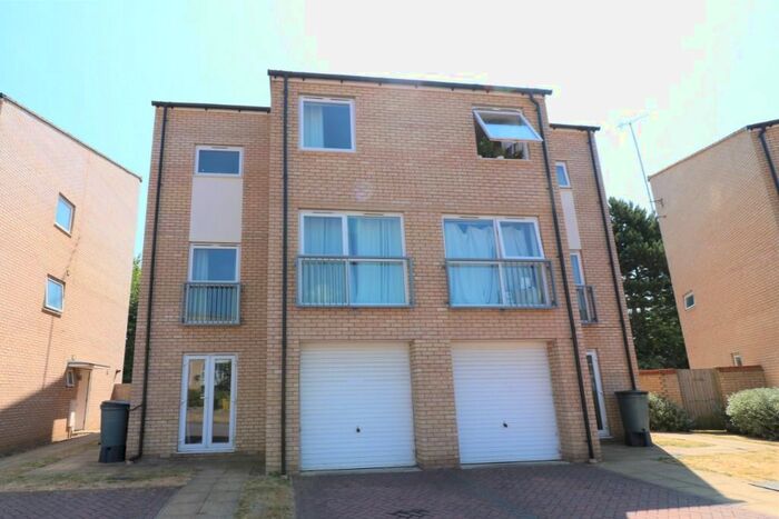 6 Bedroom Flat To Rent In Aviation Avenue, Hatfield, AL10