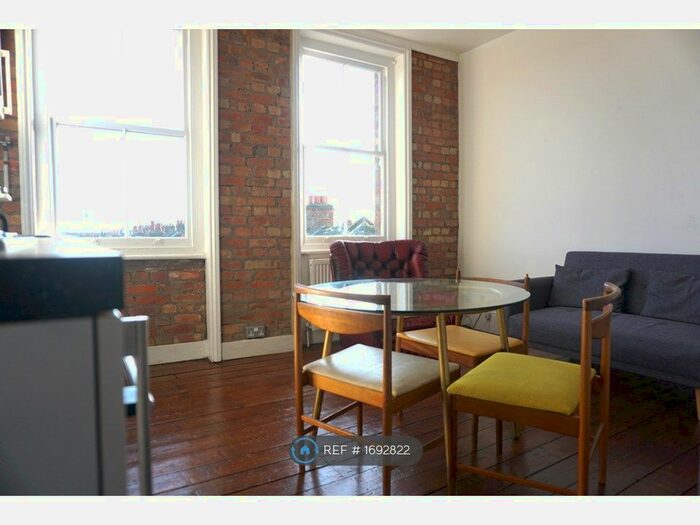 3 Bedroom Flat To Rent In Grand Parade, London, N4