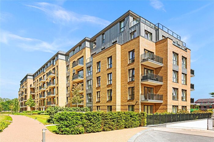 3 Bedroom Flat To Rent In Pinewood Gardens, Teddington, TW11
