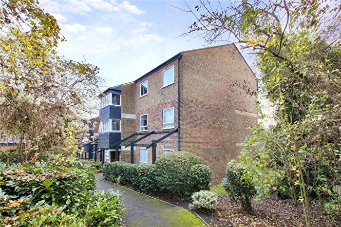 2 Bedroom Flat For Sale In Lance Croft, New Ash Green, DA3