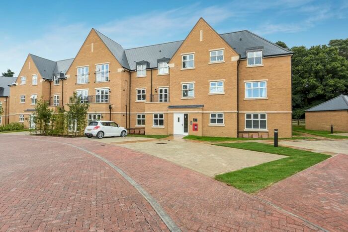 2 Bedroom Flat To Rent In Queenswood Crescent, Englefield Green, Egham, TW20