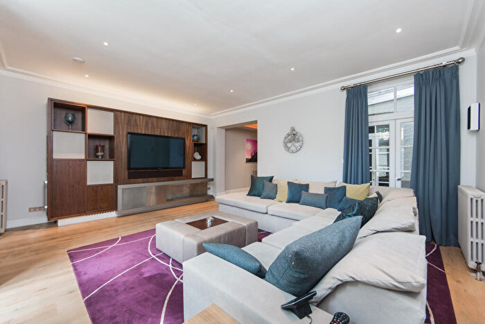 2 Bedroom Flat To Rent In Redcliffe Square, Chelsea, SW10