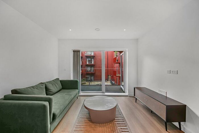 3 Bedroom Flat To Rent In Wotton Court, Woolwich, SE18